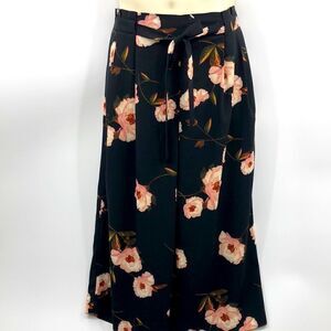 Worthington Petite Large black floral capris